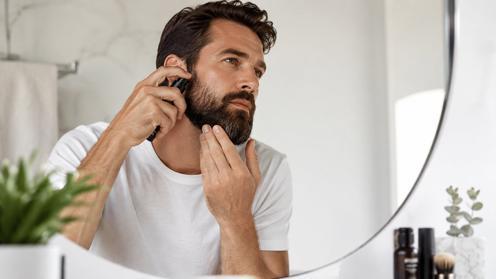Leon Miguel Beard Growth Serum in Anwendung: Mann mit gepflegtem Bart trägt das Bartserum im hellen Badezimmer auf, hochwertiges Bartserum für Männer zur täglichen Bartpflege bei dünnem, ungleichmäßigem und löchrigem Bart.