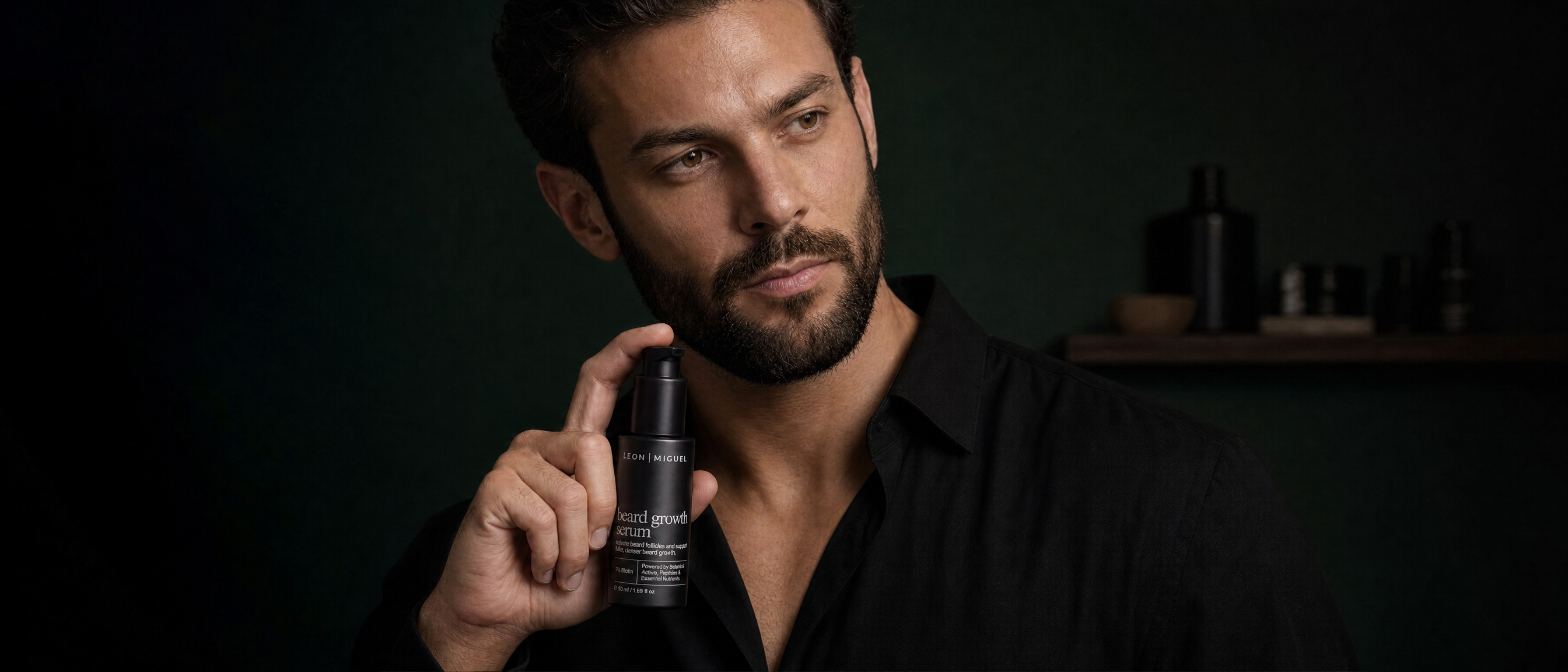 Mann mit gepflegtem Bart hält das LEON MIGUEL Bartserum in einer hochwertigen Pflege- und Anwendungsszene.